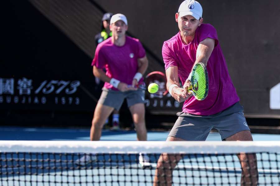 Patrik Rikl (vzadu) a Petr Nouza se probojovali do čtvrtfinále Australian Open.