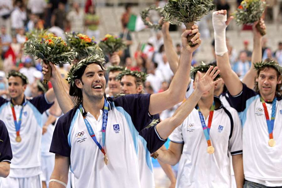 Luis Scola e a seleção argentina recebem o ouro olímpico em Atenas