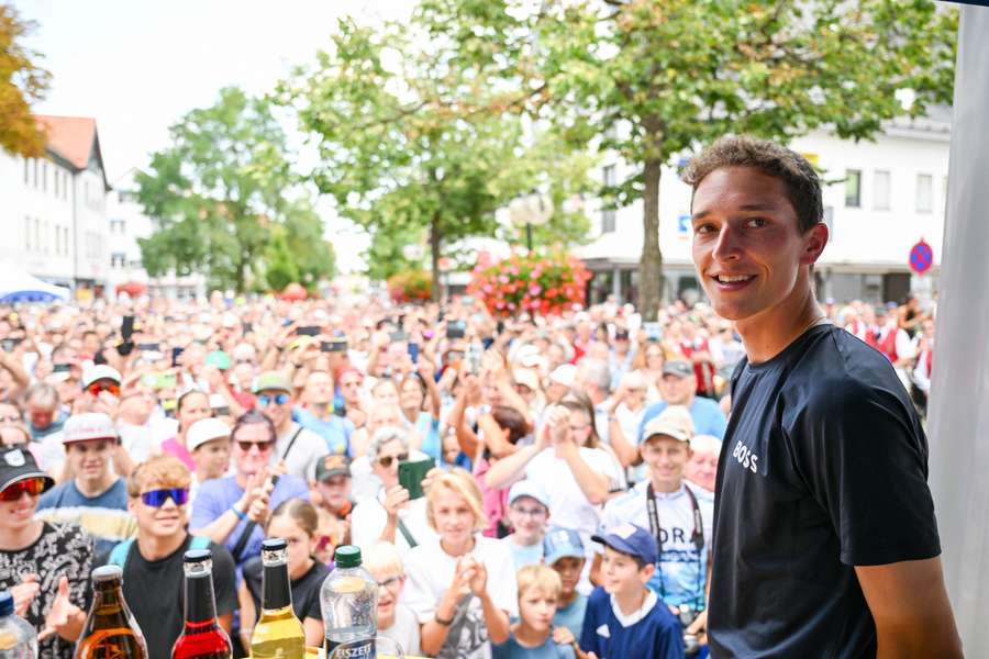 Florian Lipowitz ließ sich vor Beginn der Deutschland Tour in seinem Heimatort Laichingen feiern.