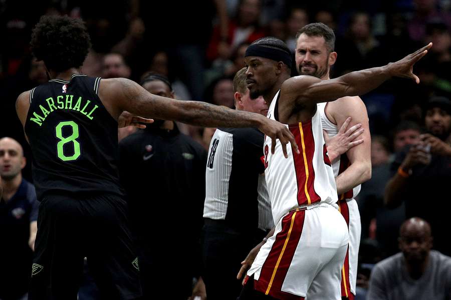 Butler y Marshall iniciaron la pelea multitudinaria entre jugadores de los Heat y los Pelicans