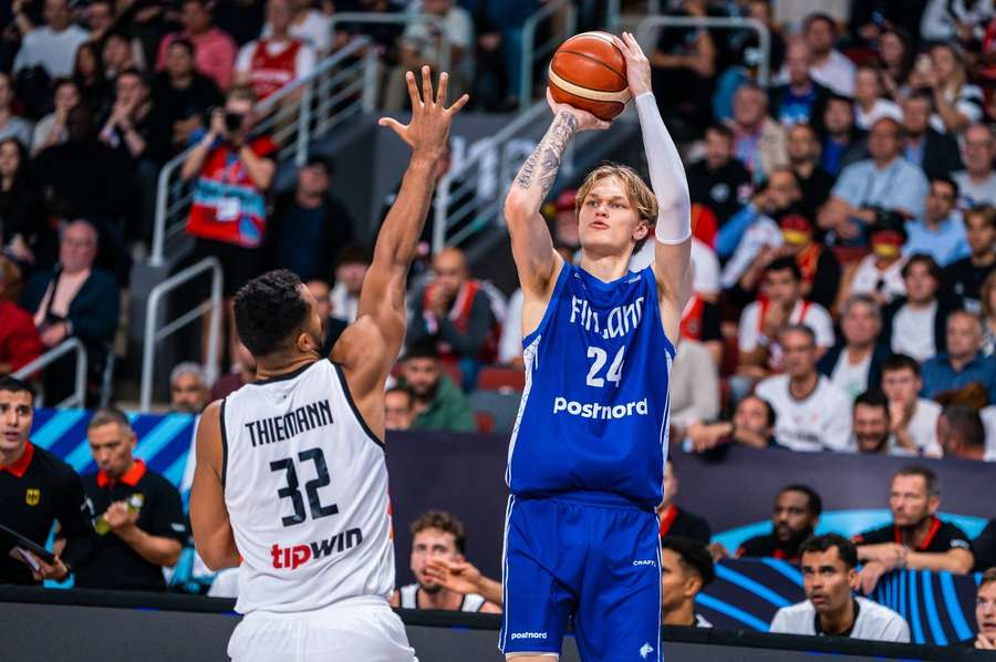 Miikka Muurinen shoots against Germany at EuroBasket