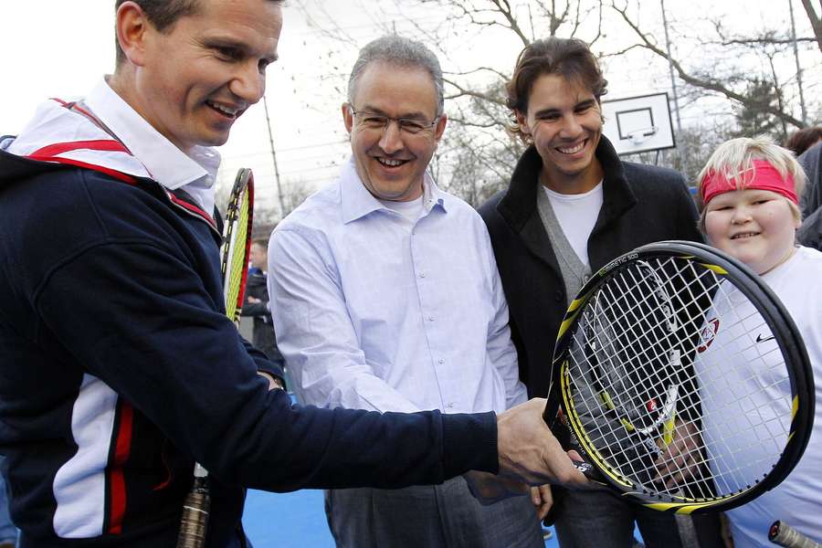 Richard Krajicek (L), Achmed Aboutaleb (C) en Rafael Nadal (R) openen een speelveld van de Richard Krajicek Foundation