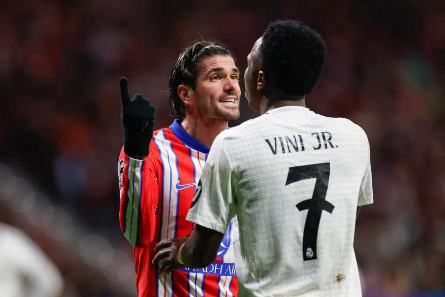 Desentendimento de Vinicius Junior com De Paul durante a partida Desentendimento de Vinicius Junior com De Paul durante a partida