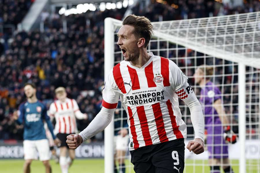 Luuk de Jong maakt tegen FC Twente honderdste doelpunt voor PSV in Eredivisie