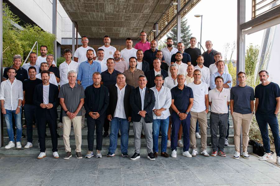 Foto de familia de los entrenadores de los clubes profesionales 