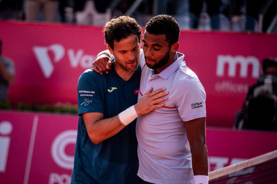 Arthur Fils (rechts) met zijn Portugese tegenstander Joao Sousa