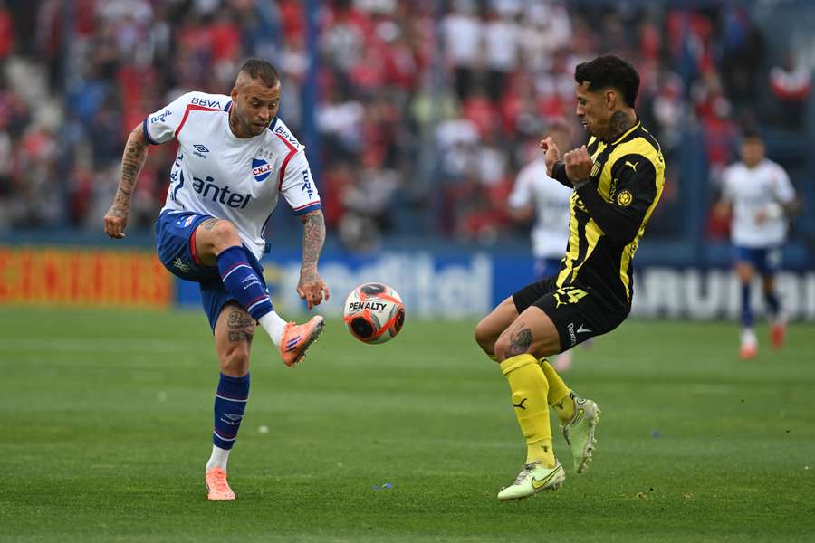 Nicolás López golpea el balón ante la oposición de Jesús Trindade