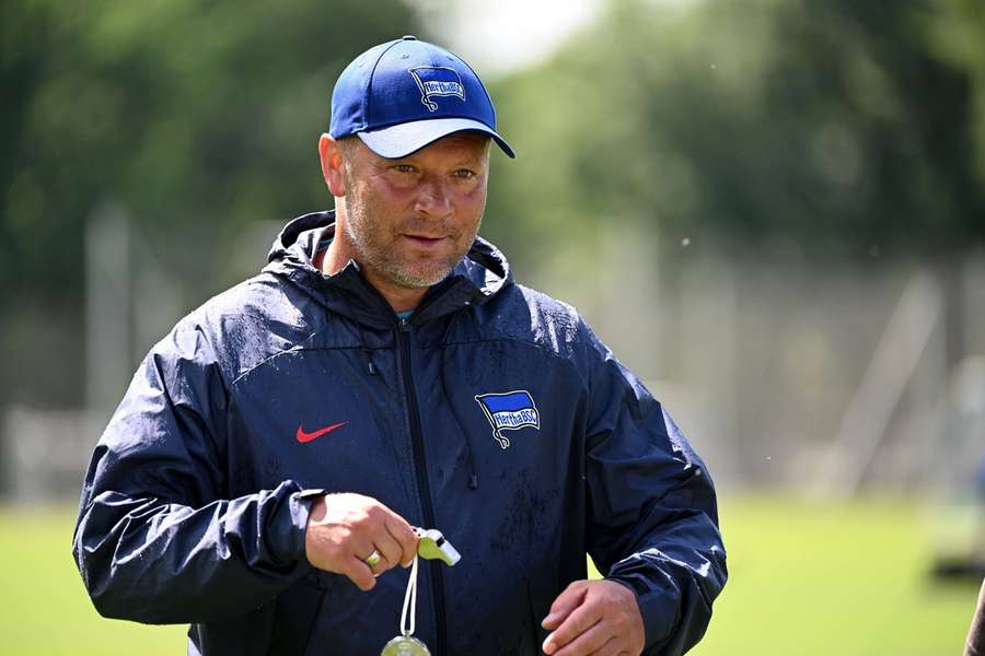 Mit Trillerpfeife und Cap leitete Dardai am Dienstag den Trainingsauftakt das erste Hertha-Training