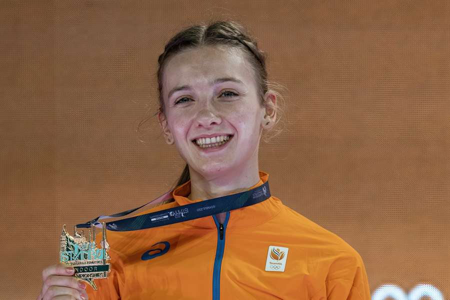 Femke Bol tijdens de medailleceremonie, op de derde dag van het EK atletiek indoor in Turkije