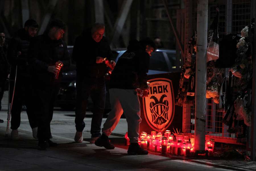 Minute de silence à Lyon en hommage aux fans du PAOK décédés Minute de silence à Lyon en hommage aux fans du PAOK décédés