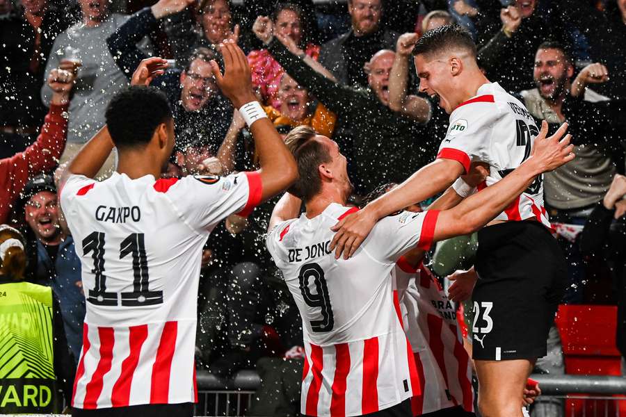 PSV viert feest na het doelpunt van Luuk de Jong