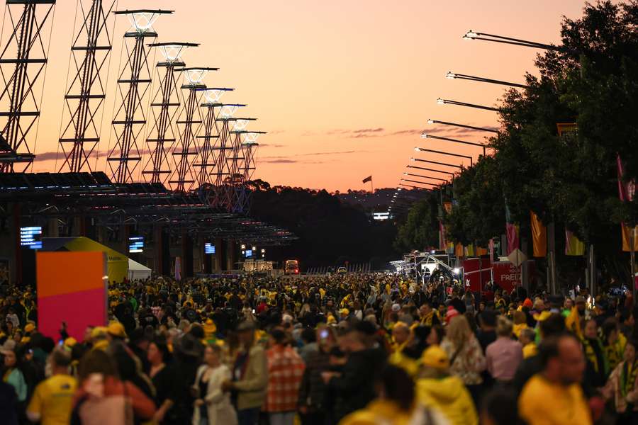 Thousands of spectators crowd to enter the Stadium Australia