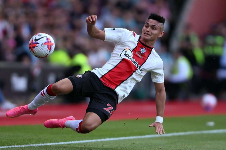 Carlos Alcaraz van Southampton in actie in een duel met Liverpool