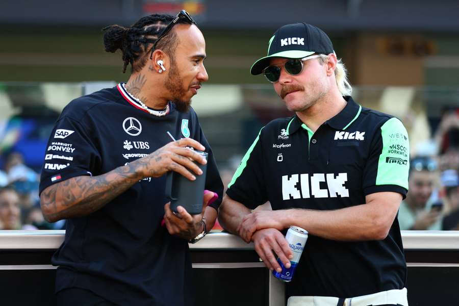 Bottas com Hamilton no Circuito Yas Marina em 8 de dezembro