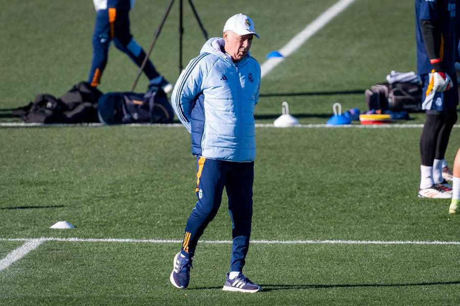Ancelotti during training