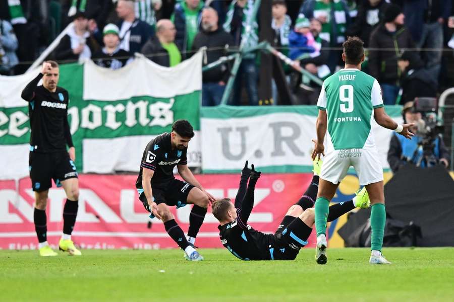 Matěj Vydra (na zemi) skóroval ve třetím soutěžním utkání v řadě.