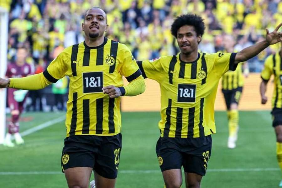 Malen celebrates opening the scoring