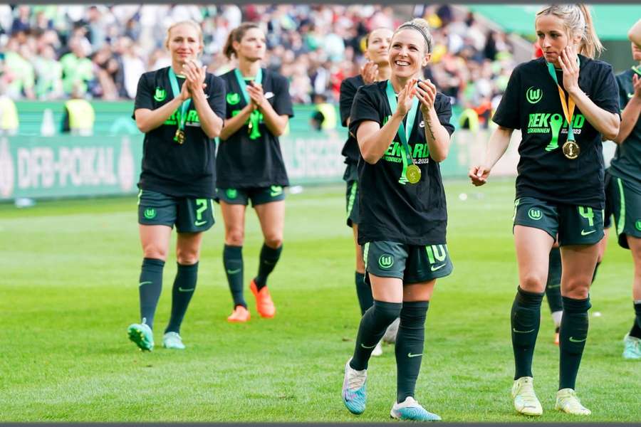 Die Wölfinnen um Svenja Huth (m.) wollen den Titel im DFB-Pokal verteidigen