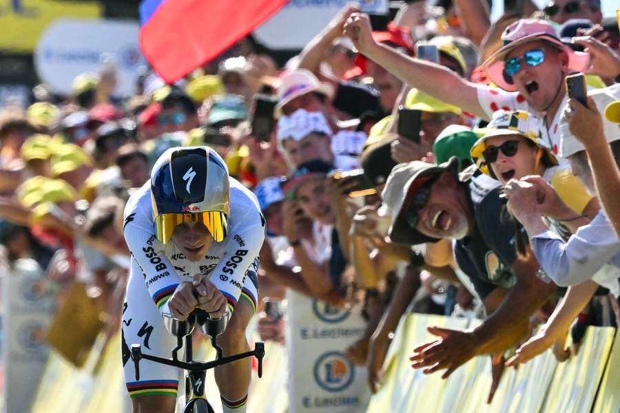 Remco Evenepoel se blíží do cíle časovky.