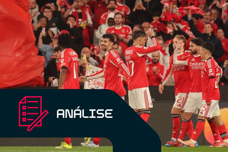 A equipa do Benfica celebra um trinfuo