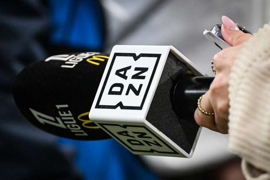 Um microfone da DAZN, difusora da Ligue 1.