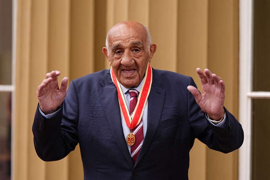 Billy Boston, după ce a primit titlul de cavaler la Palatul Buckingham, 10 iunie 2025 Billy Boston, după ce a primit titlul de cavaler la Palatul Buckingham, 10 iunie 2025