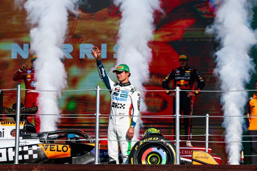 Vítěz závodu Lando Norris slaví v Mexiku. Vítěz závodu Lando Norris slaví v Mexiku.