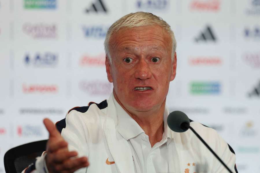 Deschamps mluví s médii před zápasem s Anglií. Deschamps mluví s médii před zápasem s Anglií.