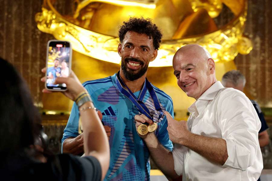 Infantino (r.) will mehr Überraschungen wie Kap Verde um Keeper Vozinha (l.) Infantino (r.) will mehr Überraschungen wie Kap Verde um Keeper Vozinha (l.)