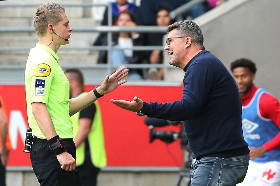 Óscar García discute una decisión arbitral en la que está siendo una temporada dura en los disciplinario