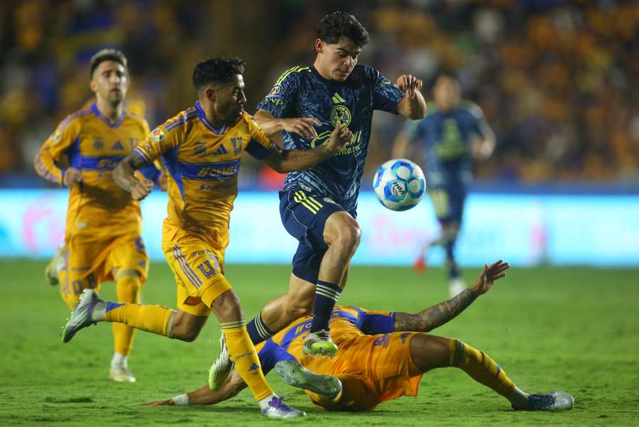 América remonta ante Tigres 