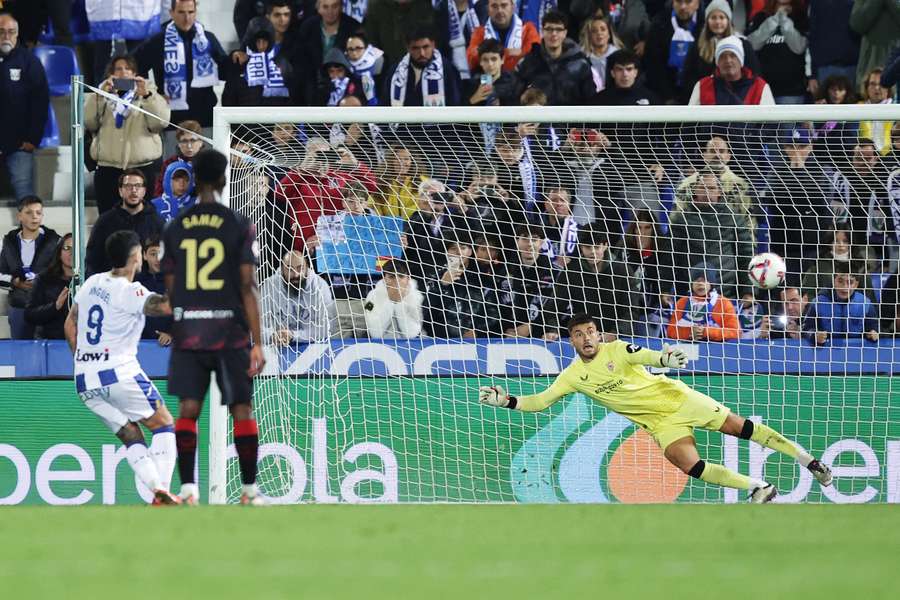 Miguel de la Fuente bate a Álvaro Fernández de penalti