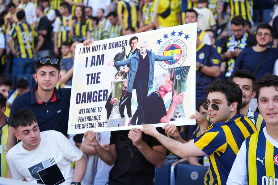 Os adeptos do Fenerbahçe com uma mensagem de boas-vindas a José Mourinho