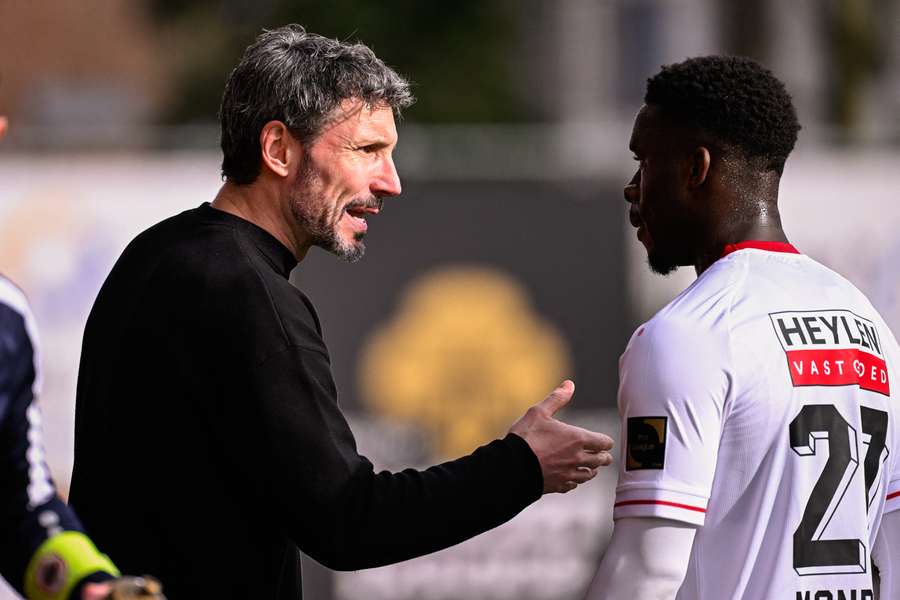 Mandela Keita (R) in gesprek met zijn voormalig trainer Mark van Bommel