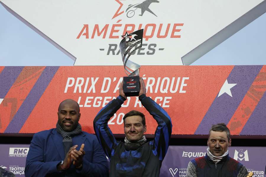 Le Français Idao de Tillard brandissant son trophée.