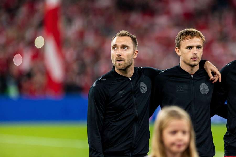 Christian Eriksen og Mikkel Damsgaard synger nationalmedi i Parken.