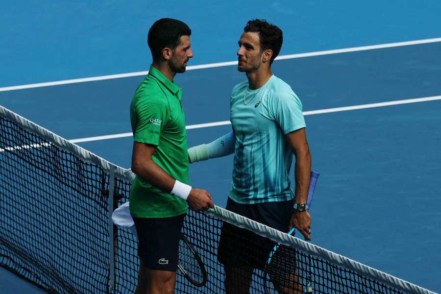 Djokovič v Melbourne unikl překvapivému vyřazení. Musseti vedl 2:0 na sety, pak musel skrečovat Djokovič v Melbourne unikl překvapivému vyřazení. Musseti vedl 2:0 na sety, pak musel skrečovat