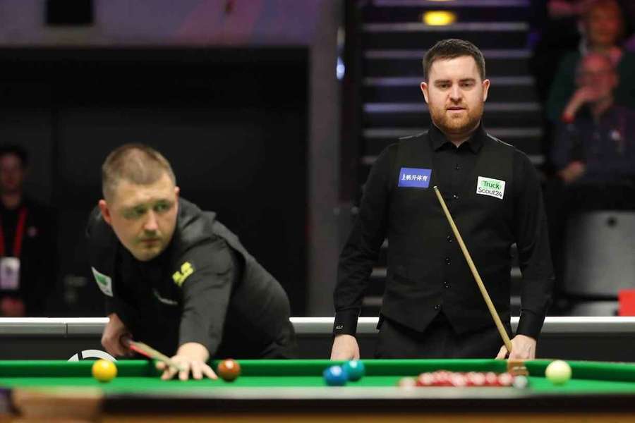 Kyren Wilson und Jak Jones beim Snooker German Masters in Berlin im Jahr 2025 Kyren Wilson und Jak Jones beim Snooker German Masters in Berlin im Jahr 2025