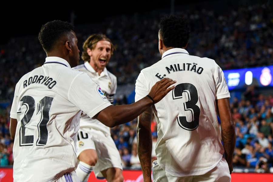Rodrygo y Militao celebran un gol del central del Real Madrid.