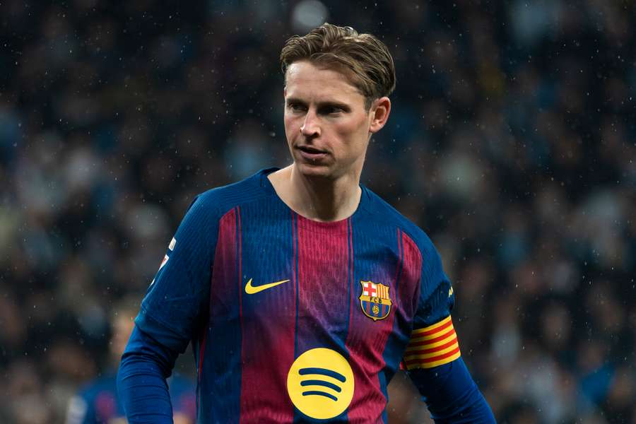 De Jong si od futbalu oddýchne. De Jong si od futbalu oddýchne.