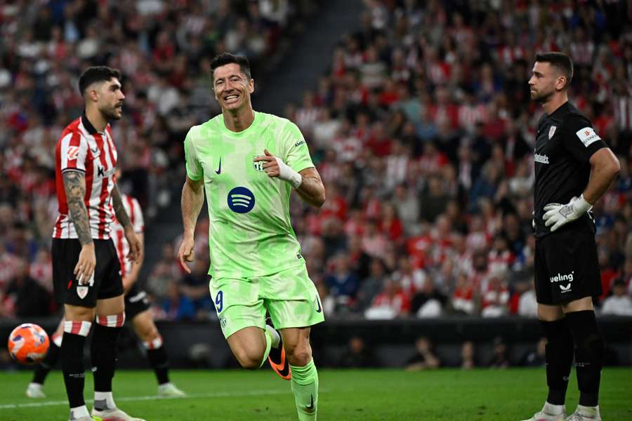 Lewandowski celebra uno de sus goles ante el Athletic