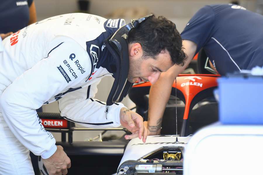 Daniel Ricciardo verifica o carro durante os preparativos no circuito Hungaroring