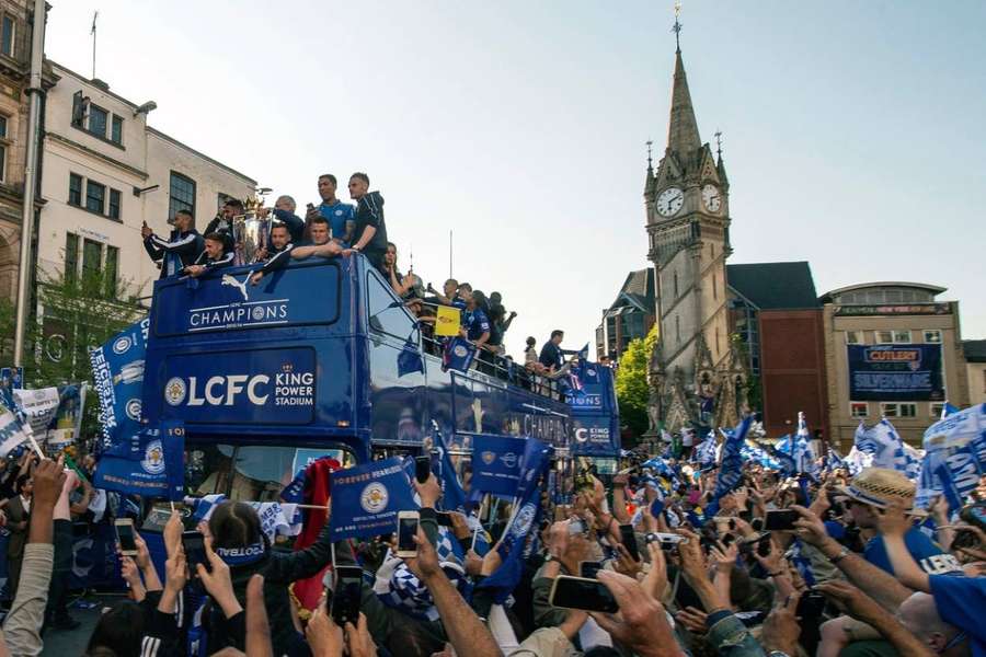 Triumfální jízda Leicesteru ulicemi města s mistrovským pohárem.