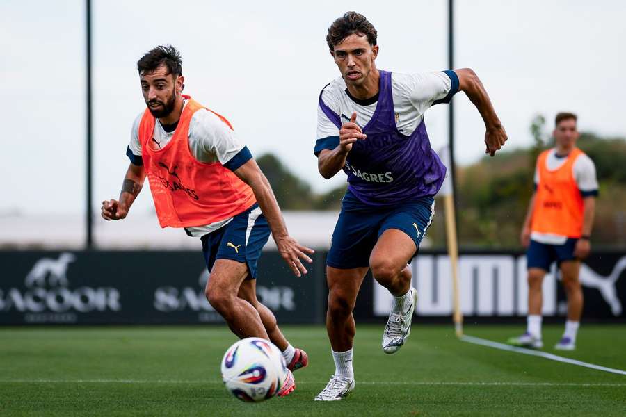 João Félix passa por Bruno Fernandes