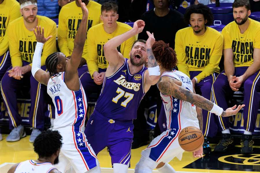 Luka Dončič (uprostřed) nedohrál zápas s Philadelphií.