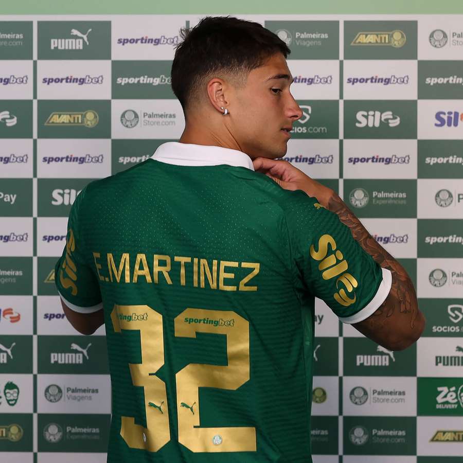 Martínez quer estrear no clássico com o Corinthias
