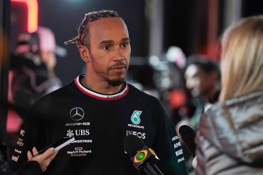 Lewis Hamilton comparece ante los medios tras la carrera.