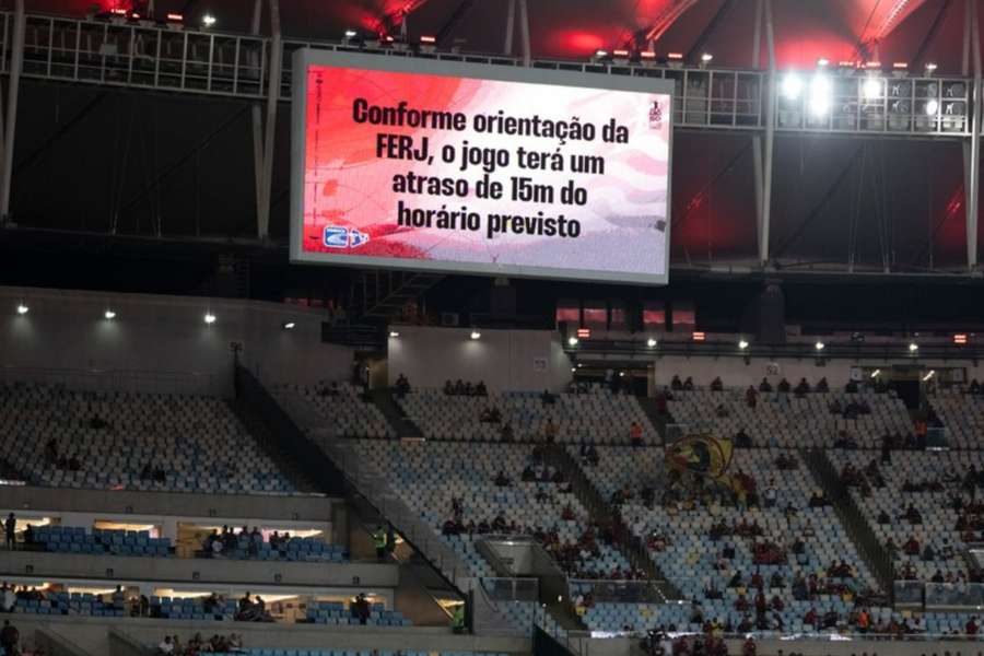 Telão do Maracanã informou sobre adiamento do início do jogo