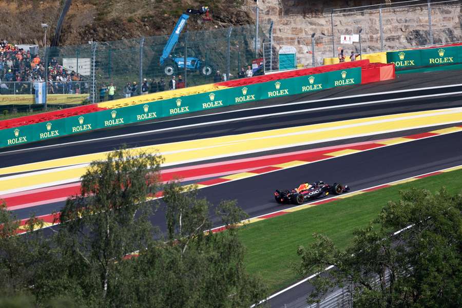 Max Verstappen, da Red Bull, compete durante a corrida de velocidade