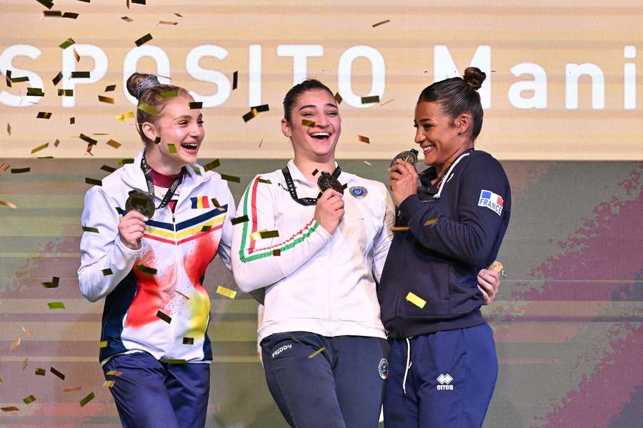 Sabrina Maneca Voinea (stânga) pe podiumul de la Rimini